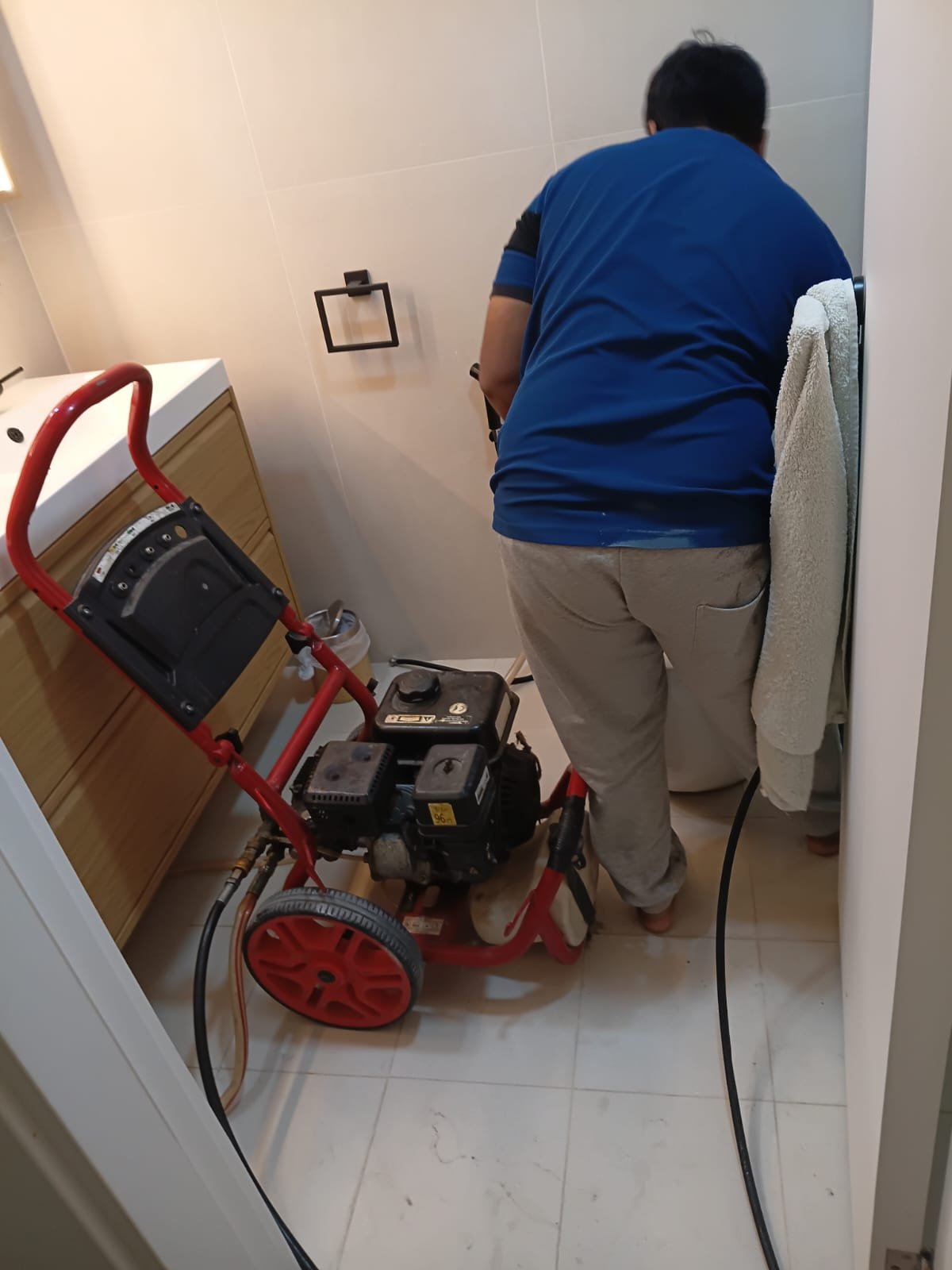 Emergency plumber inspection burst pipe leak repair Dubai
