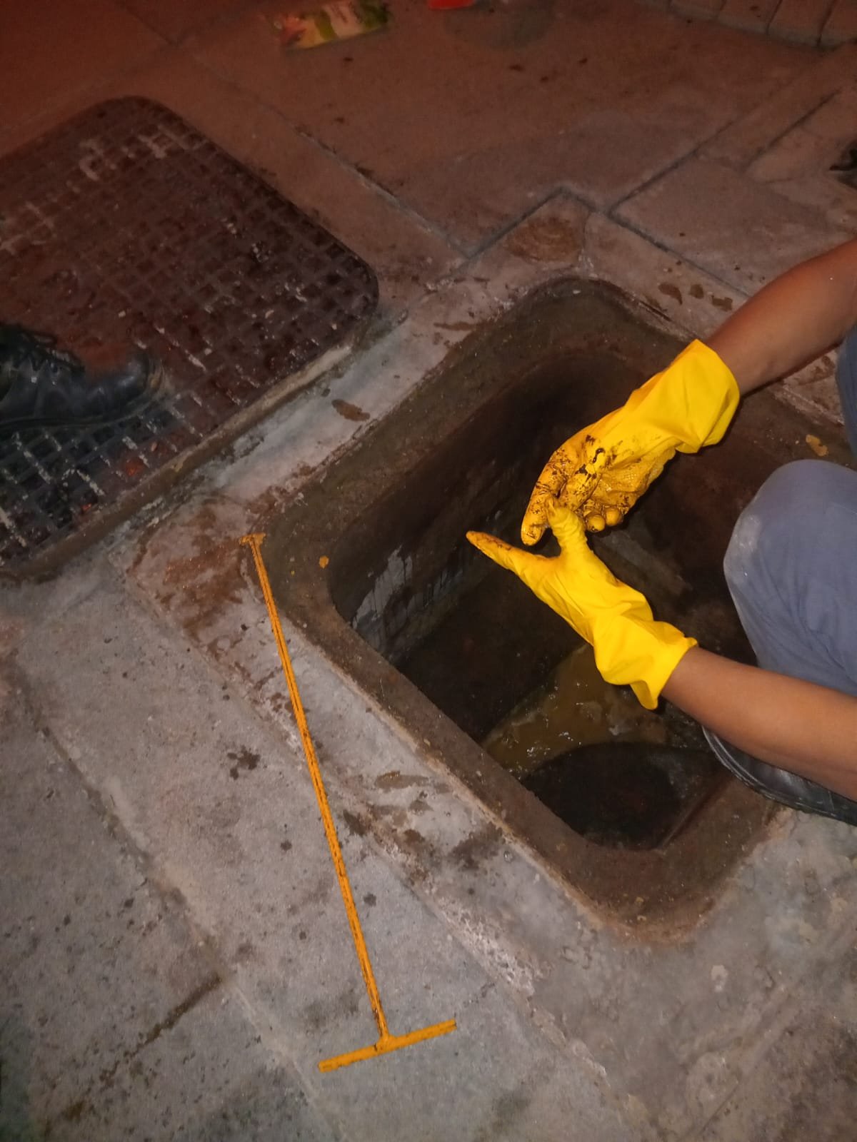 Sewer manhole drain cleaning team clearing sewer line blockages Dubai